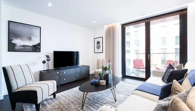 Flat Ponton Road in Greater London