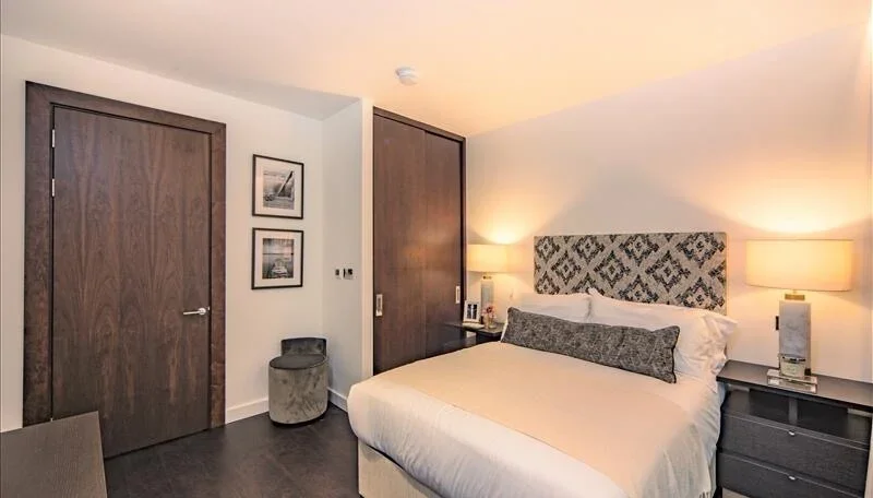 Flat Ponton Road in Greater London