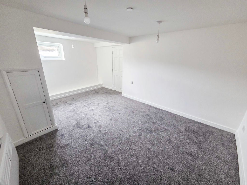 Flat Cardiff Road in Caerphilly