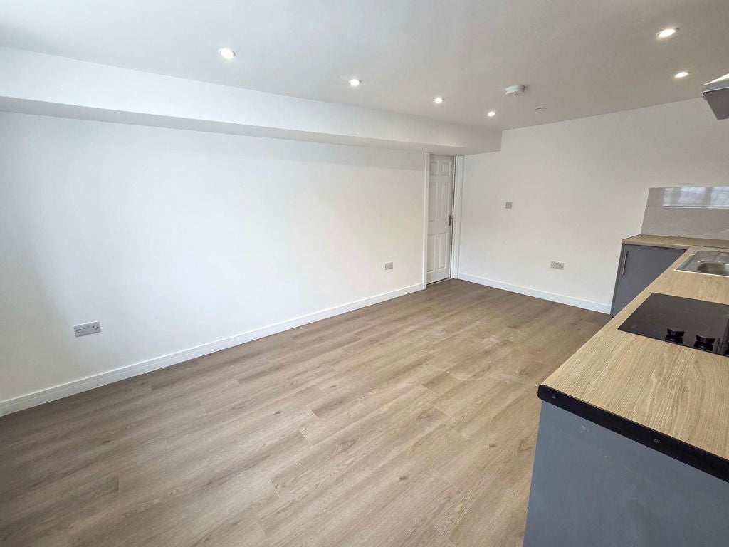 Flat Cardiff Road in Caerphilly