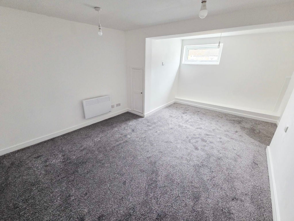 Flat Cardiff Road in Caerphilly