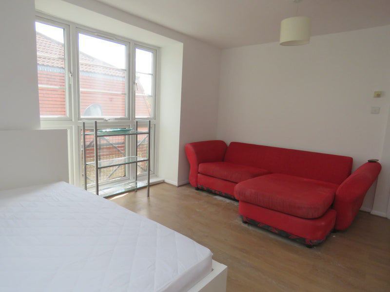 Room Memorial Avenue in Greater London