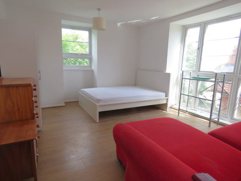 Room Memorial Avenue in Greater London