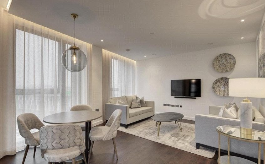 Flat Ponton Road in Greater London