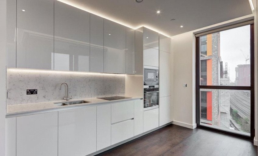 Flat Ponton Road in Greater London