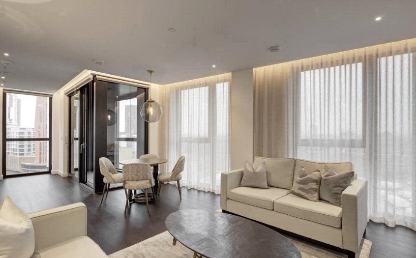 Flat Ponton Road in Greater London
