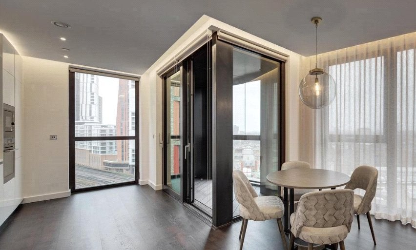 Flat Ponton Road in Greater London
