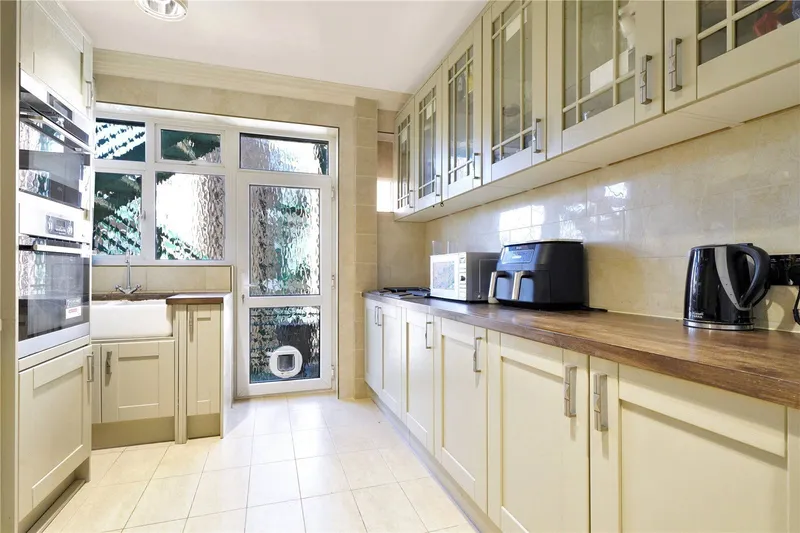 Flat Dollis Hill Lane in Greater London