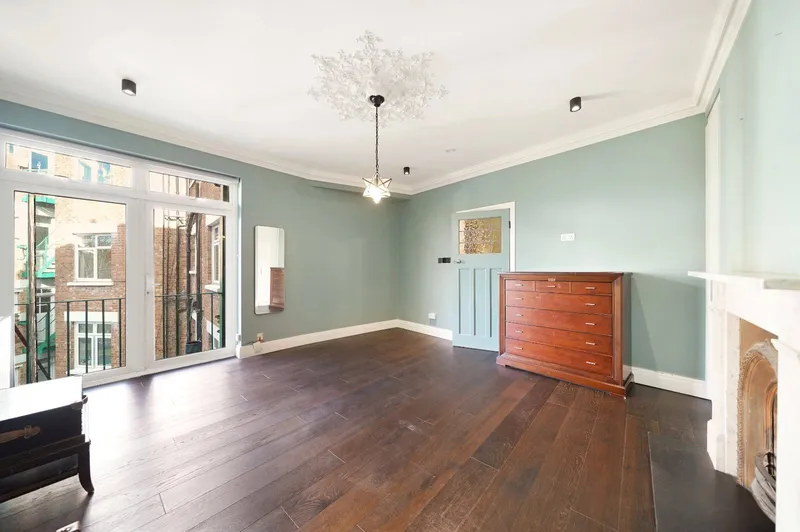 Flat Dollis Hill Lane in Greater London