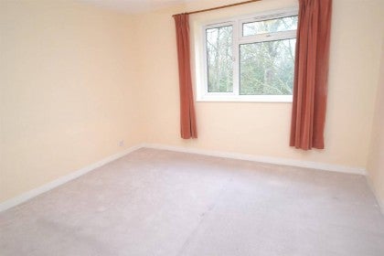 Flat Scrubbitts Square in Hertsmere