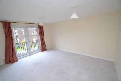 Flat Scrubbitts Square in Hertsmere