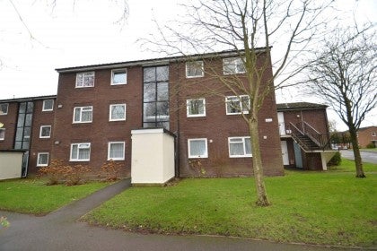 Flat Scrubbitts Square in Hertsmere