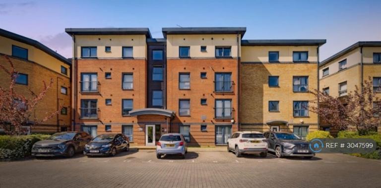 Flat Raven Close in Watford