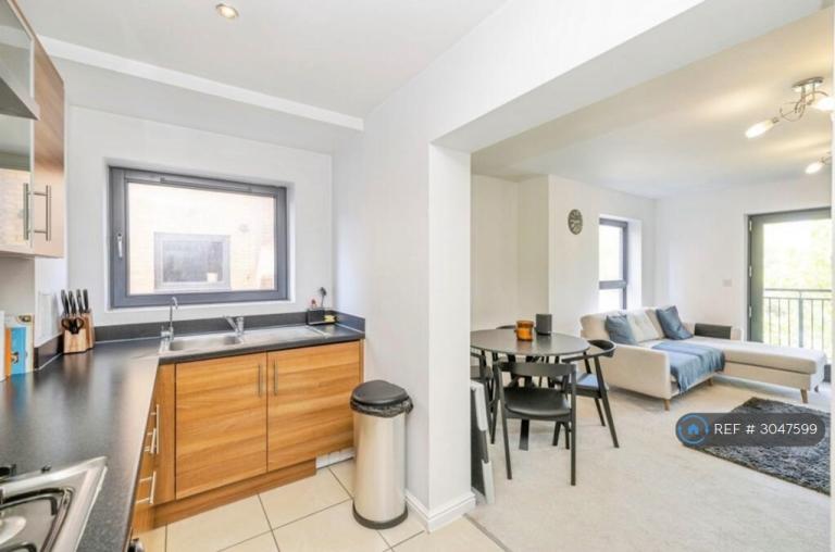 Flat Raven Close in Watford
