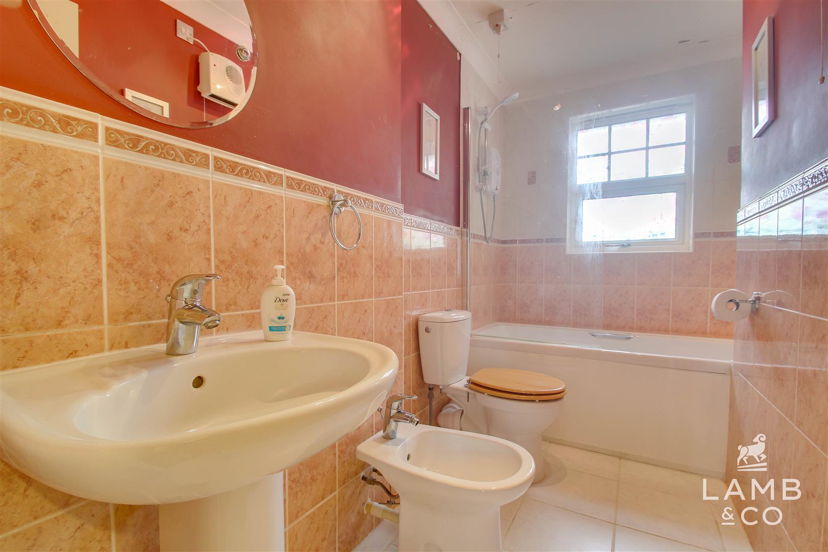 Flat Carnarvon Road in Clacton-on-Sea