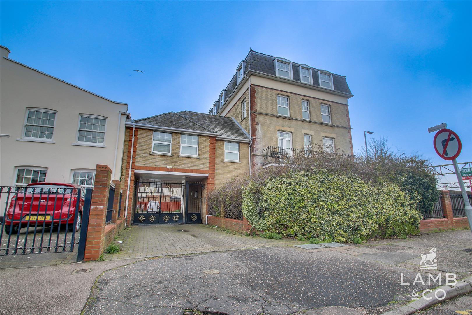 Flat Carnarvon Road in Clacton-on-Sea