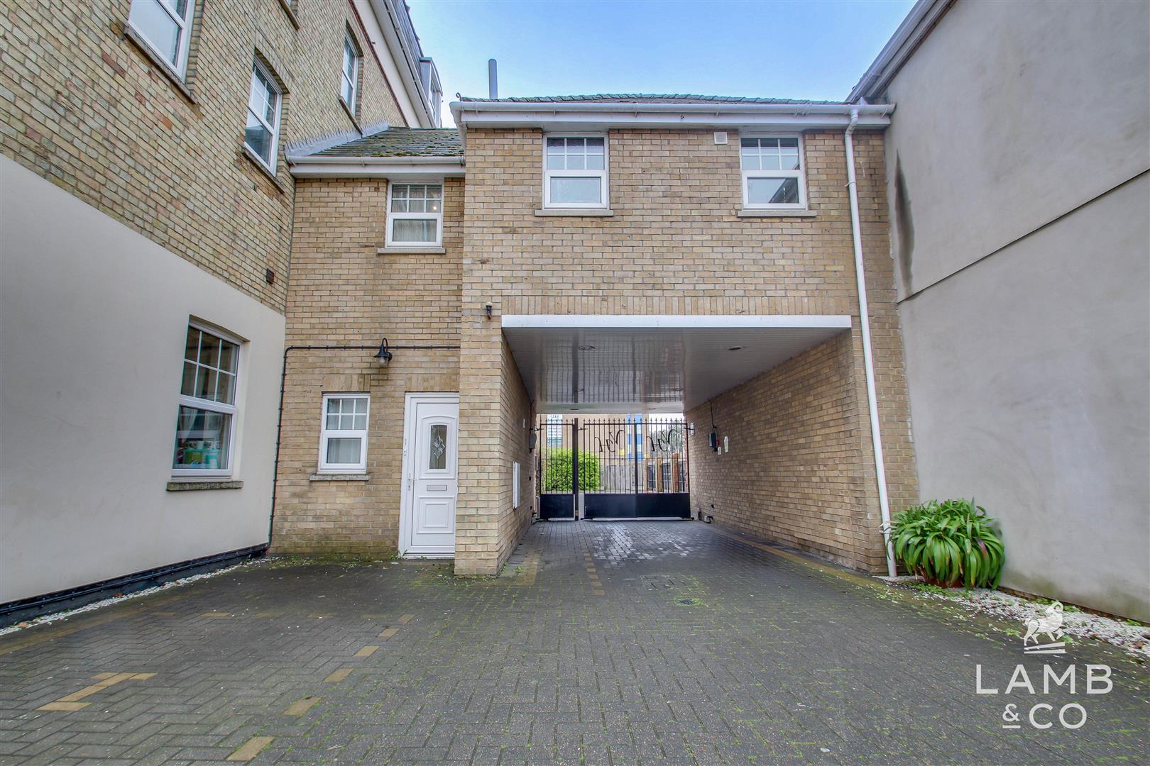 Flat Carnarvon Road in Clacton-on-Sea