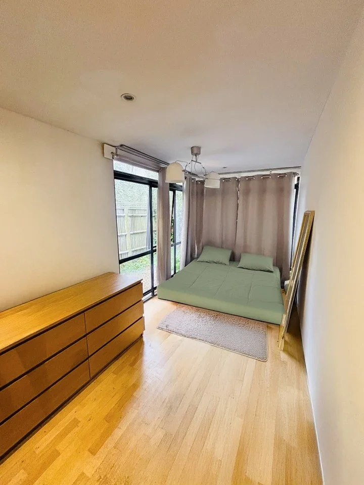 Room Rush Common Mews in Greater London