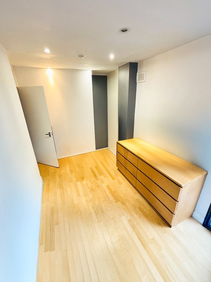 Room Rush Common Mews in Greater London