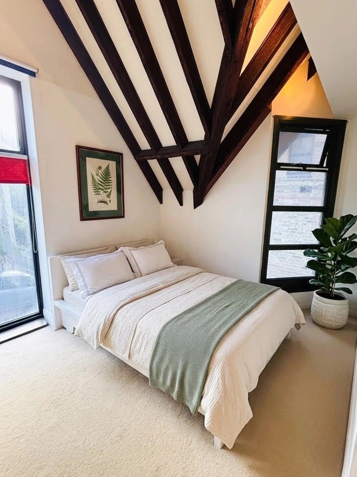 Room Rush Common Mews in Greater London