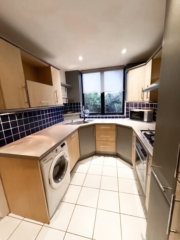 Room Rush Common Mews in Greater London