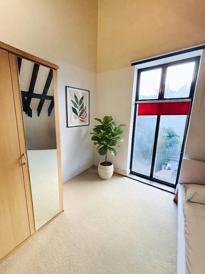 Room Rush Common Mews in Greater London
