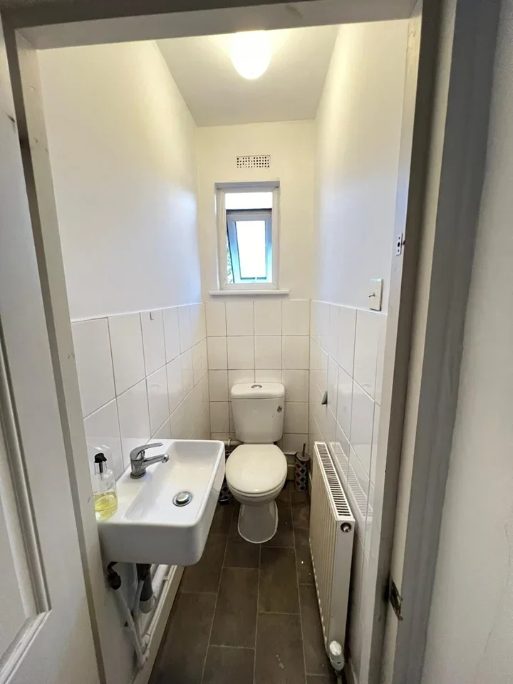 Room Blenheim Gardens in Greater London