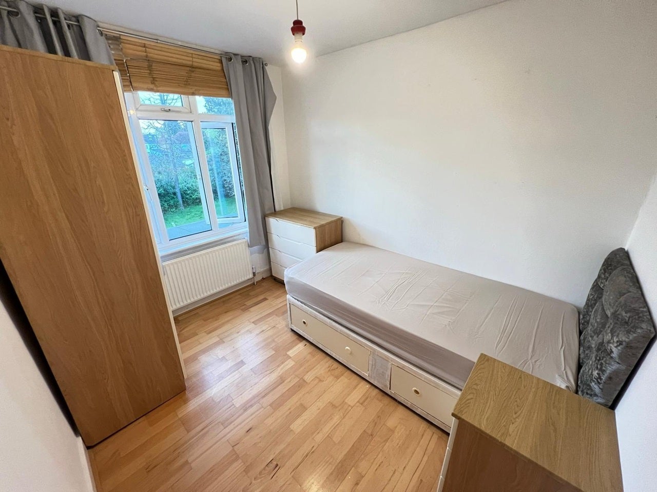 Room Blenheim Gardens in Greater London