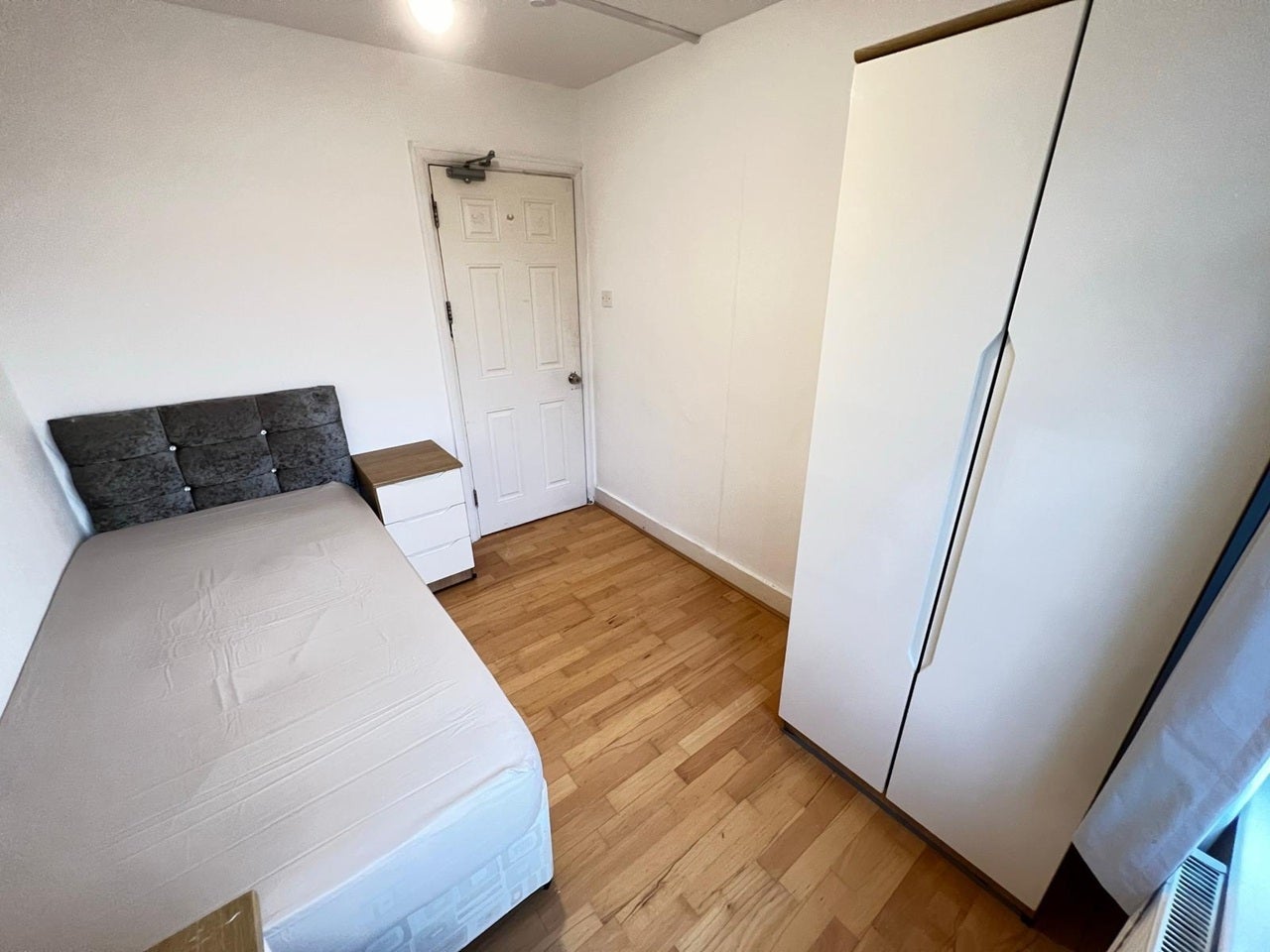 Room Blenheim Gardens in Greater London