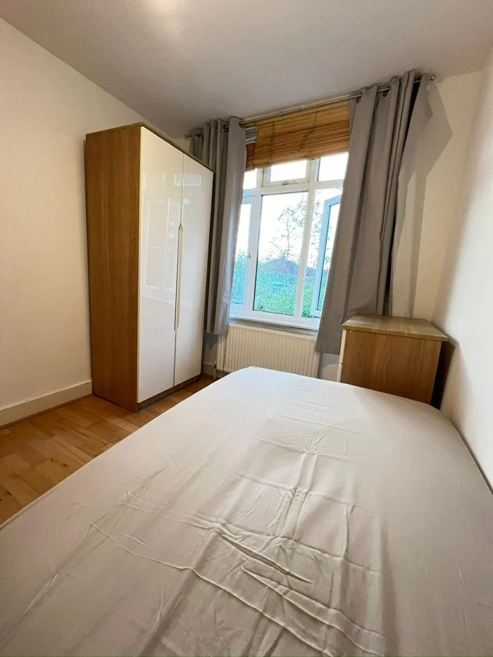 Room Blenheim Gardens in Greater London