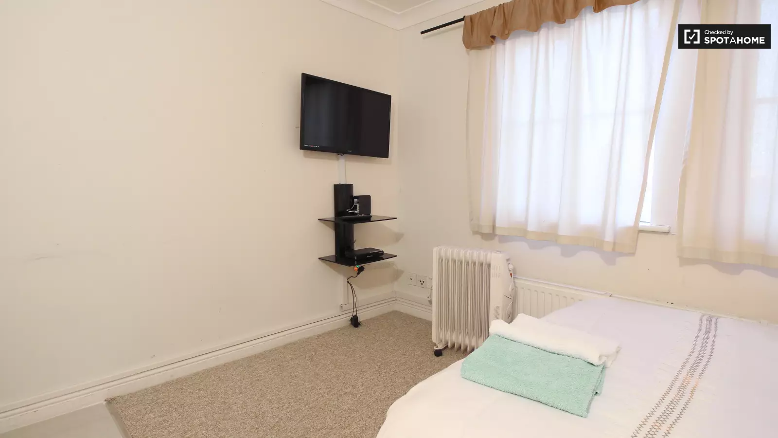 Flat Fairway Drive in Greater London