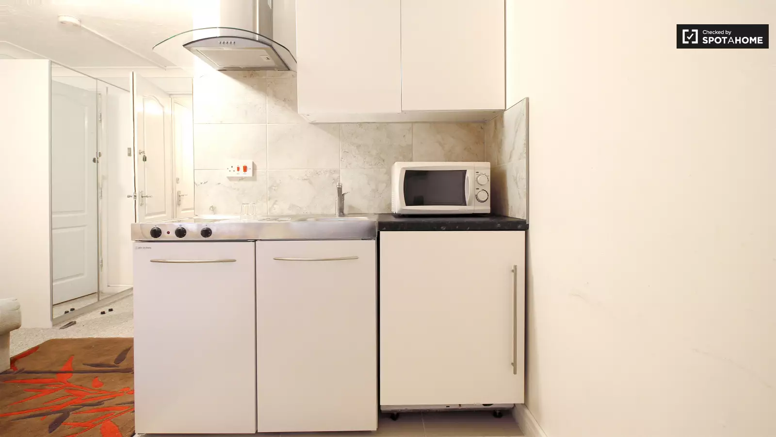 Flat Fairway Drive in Greater London