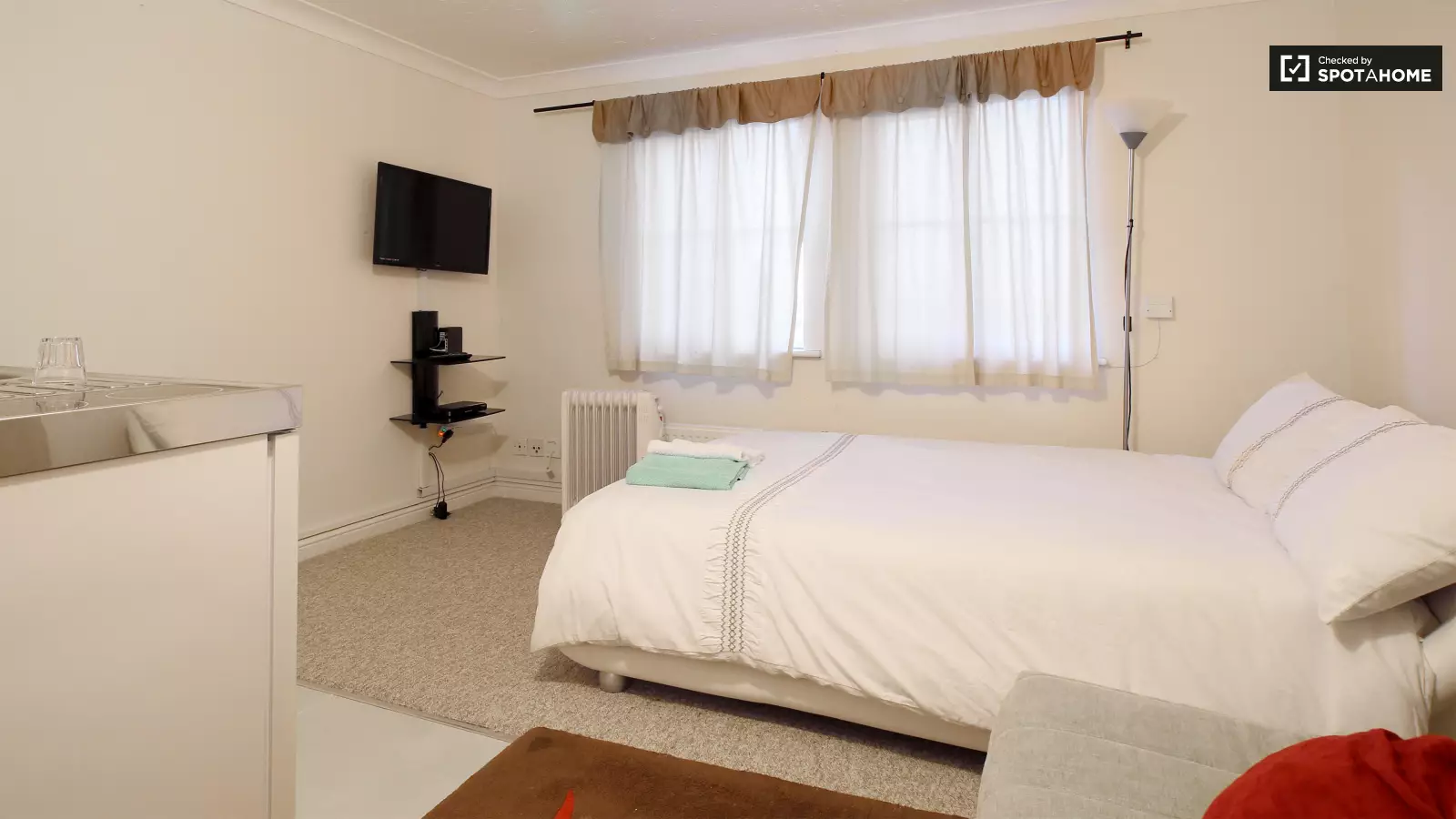Flat Fairway Drive in Greater London