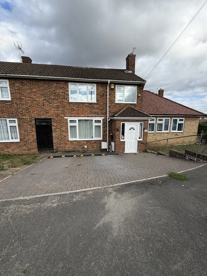 House Long Readings Lane in Slough
