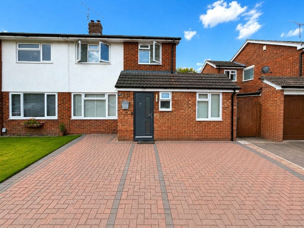 House Farnham Road in Hart