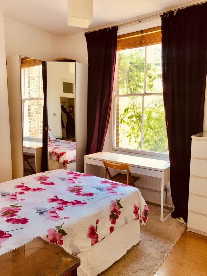 Flat Hartham Road in Greater London