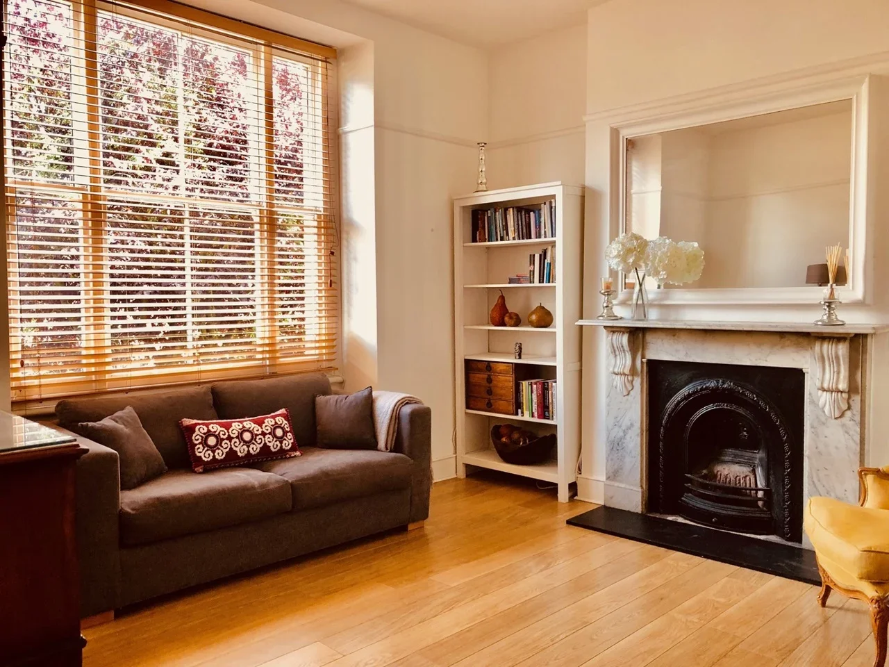 Flat Hartham Road in Greater London