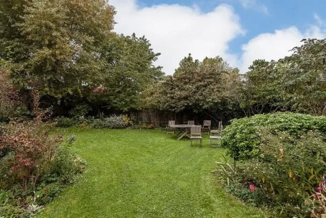 Flat Hartham Road in Greater London
