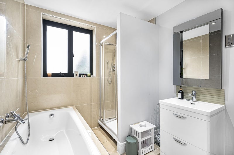 Room Colney Hatch Lane in Greater London