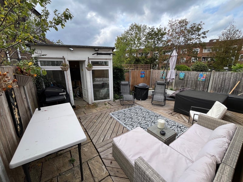Flat Colney Hatch Lane in Greater London