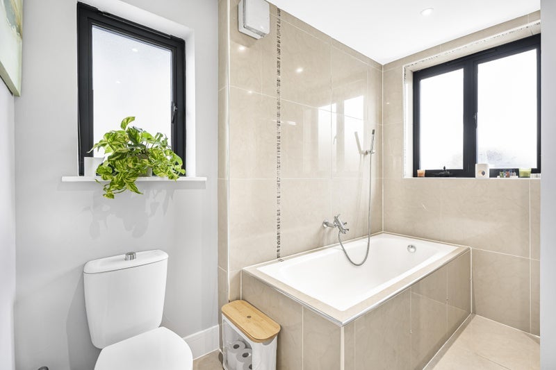 Room Colney Hatch Lane in Greater London