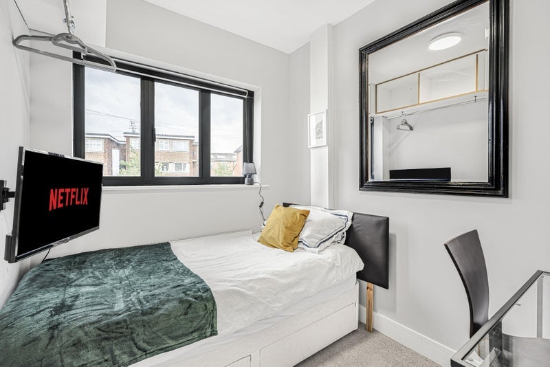 Room Colney Hatch Lane in Greater London