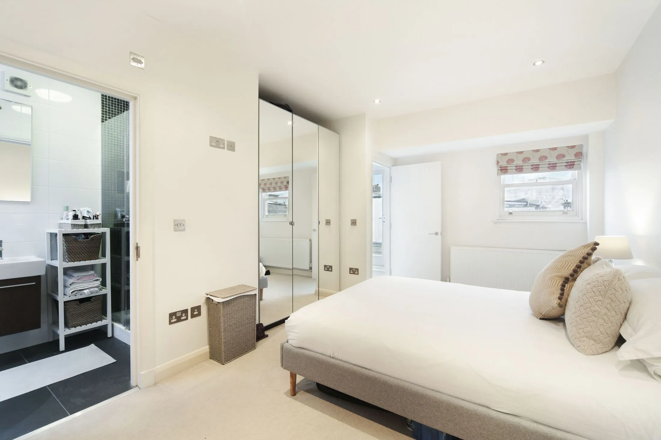 Flat Dawes Road in Greater London