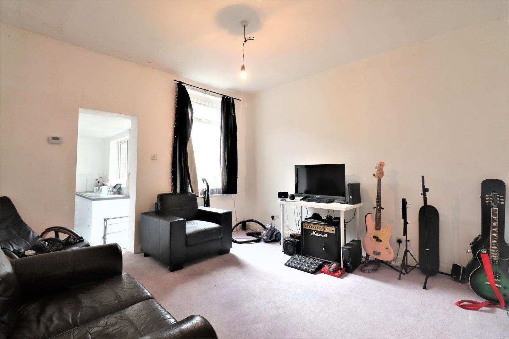 Room Mostyn Road in Birmingham