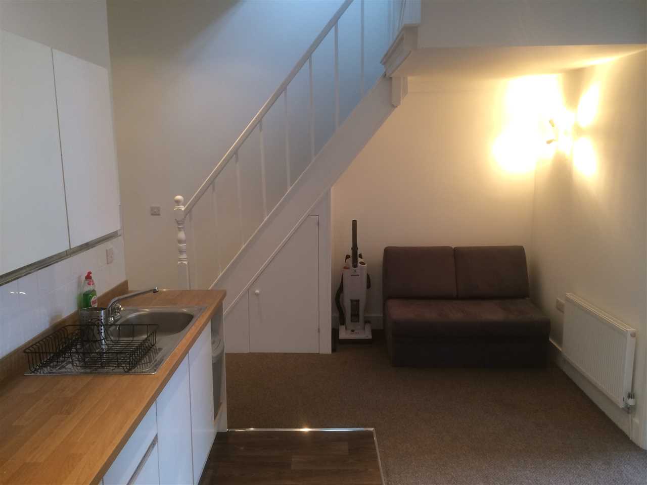Flat Clifton Road in Bristol