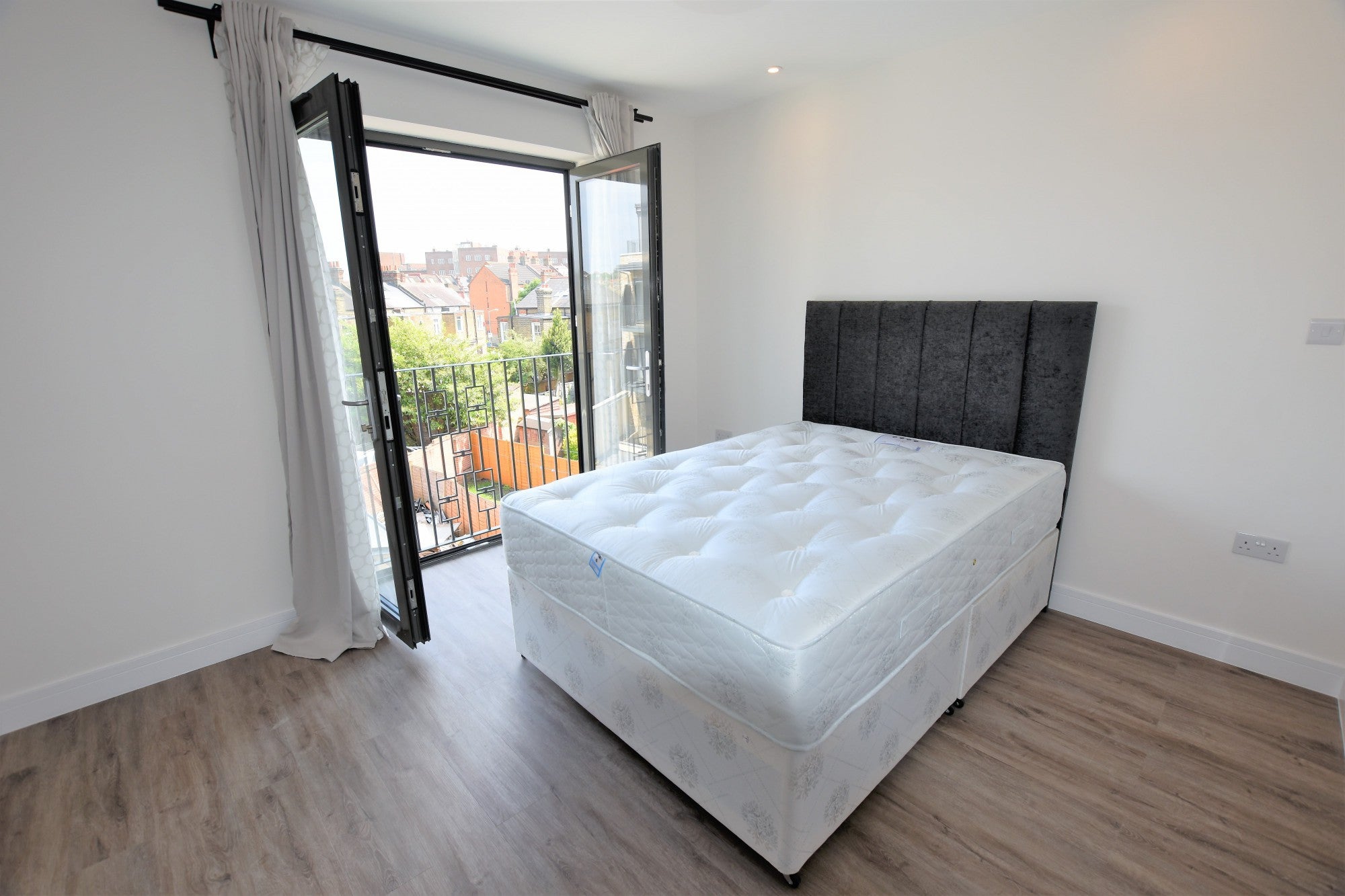 Flat Mitcham Road in Greater London