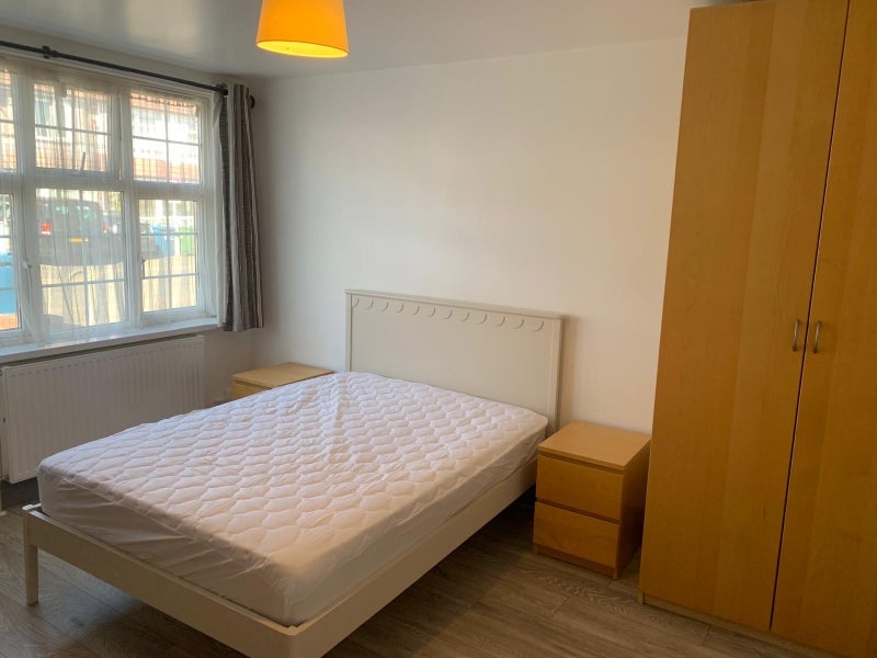 Flat Avondale Road in Greater London