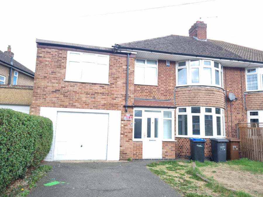 House Oaklands Drive in Northampton