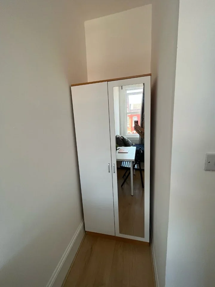 Room Mora Road in Greater London