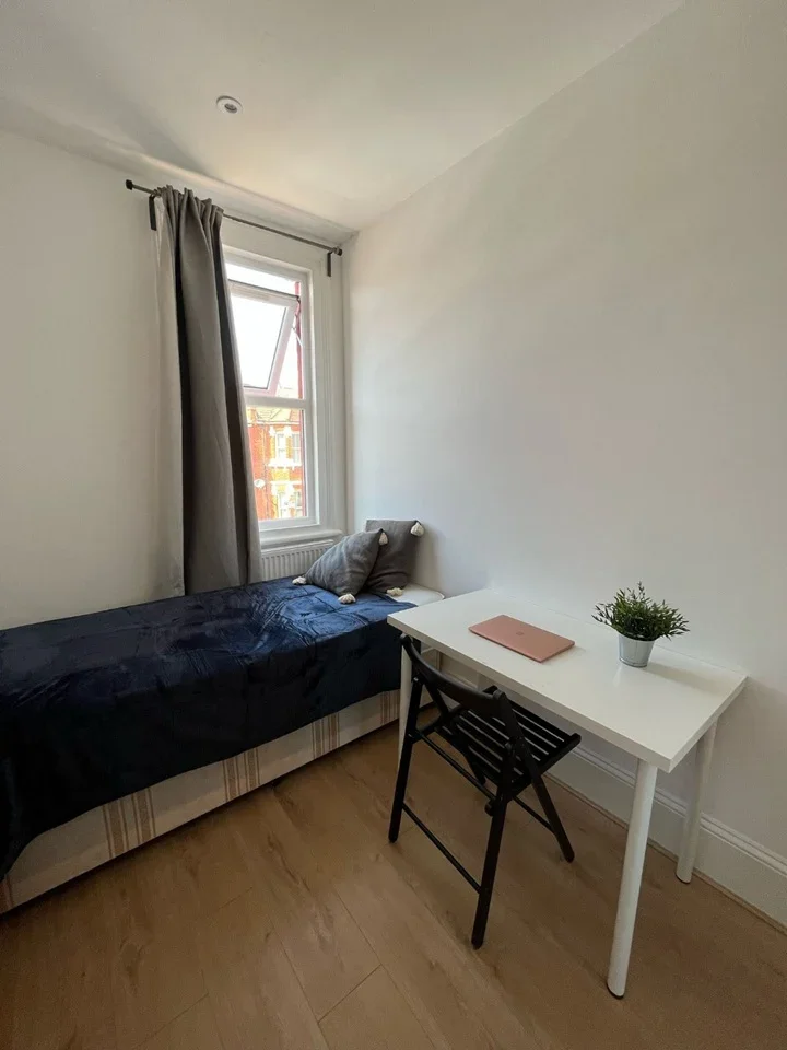 Room Mora Road in Greater London